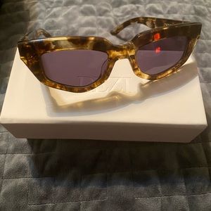 Dezi “on read” sunnies in tort